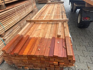 Ca. 100x Angelim Pedra Regels Fijnbezaagd, 40x60mm, lengte 465cm